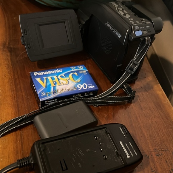 Quasar VM-L152 VHS-C Palmcorder - Picture 10 of 11